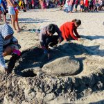 Jóvenes elaboran esculturas creativas de arena en Huehuete