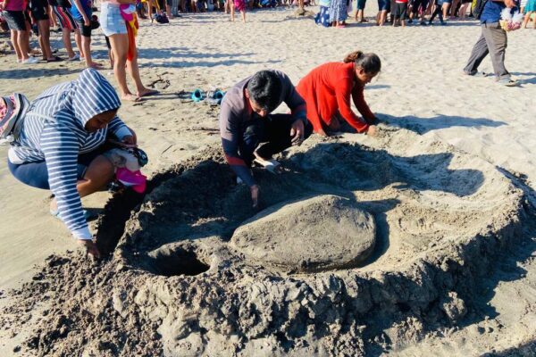 Jóvenes elaboran esculturas creativas de arena en Huehuete