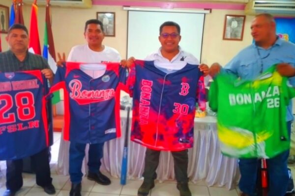 Entregan uniformes y material deportivo a selección Municipal de Béisbol en Bonanza