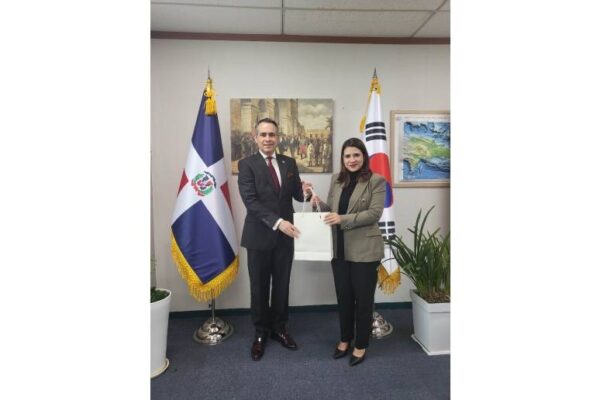 Encargada de Negocios de Nicaragua en Corea en reunión con Embajador de República Dominicana