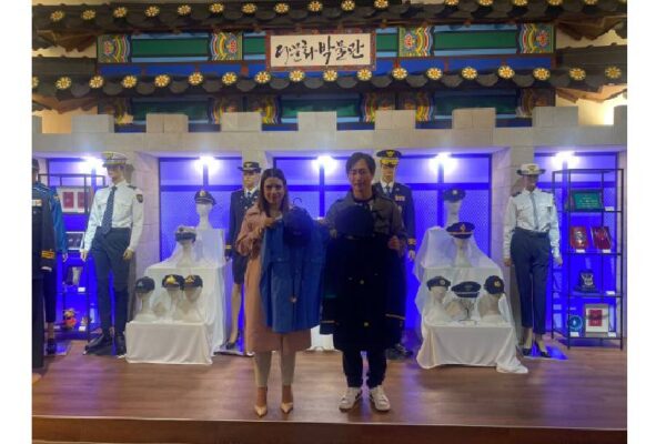 Exhibición de uniformes de Policía Nacional en Corea.