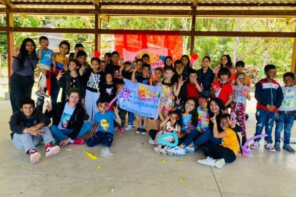 Mimados de la Revolución continúan celebrando la alegría de vivir en paz