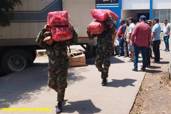 Ejército de Nicaragua participó en descargue de paquetes escolares y maletines para docentes en Matagalpa