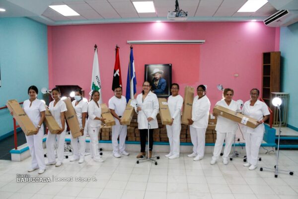 SILAIS Managua realiza entrega lámparas de Cuello de Cisne a Centros de Salud