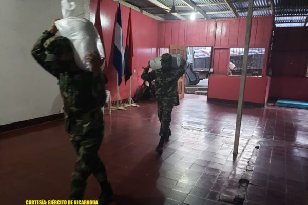 Ejército de Nicaragua participa en descargue de paquete de alimentos en Río San Juan