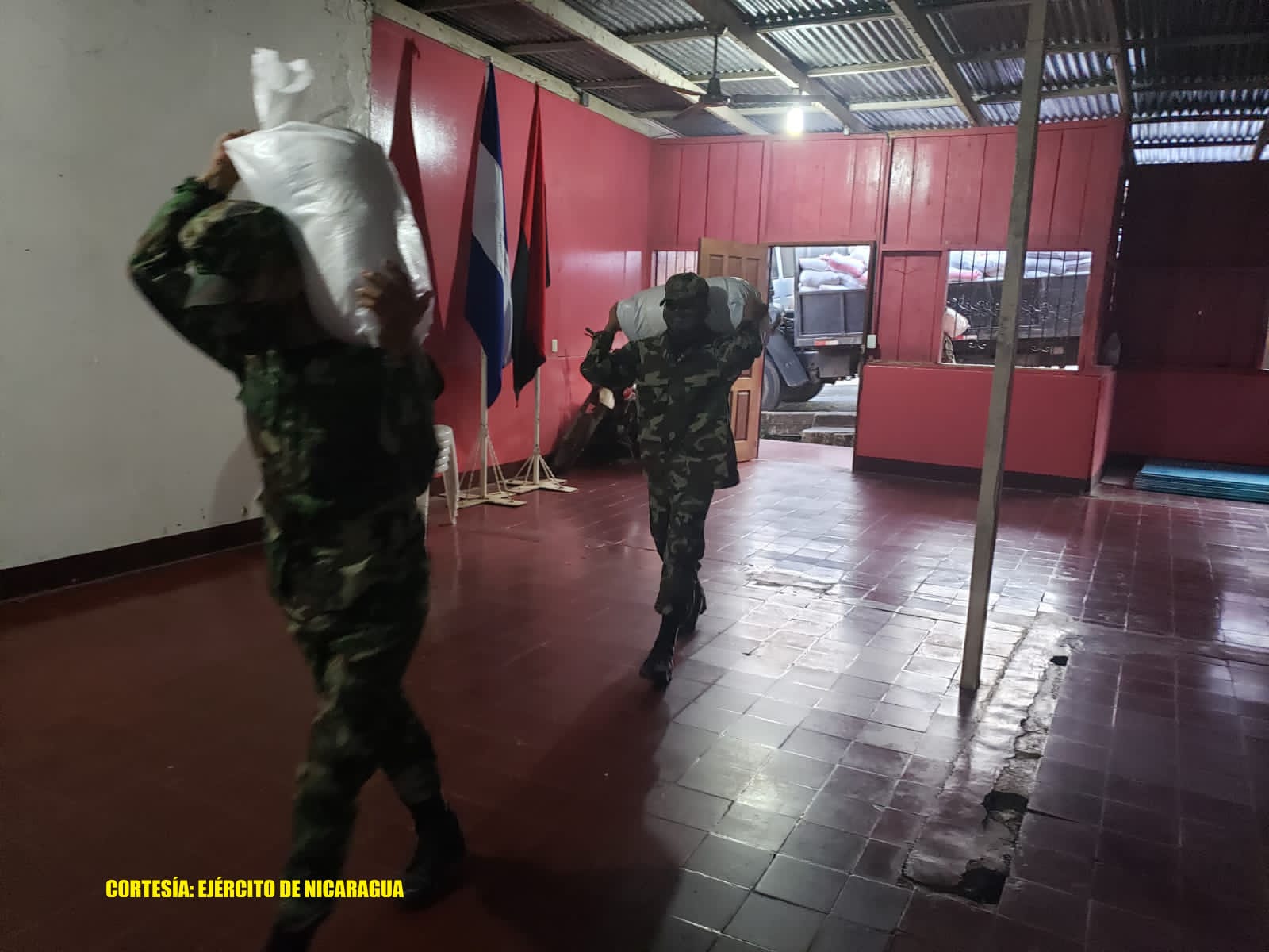 Ejército de Nicaragua participa en descargue de paquete de alimentos en Río San Juan