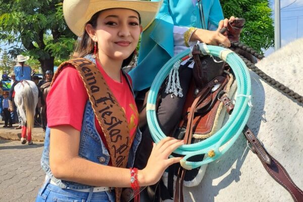 Celebran desfile hípico con los mimados de la Revolución en El Coral