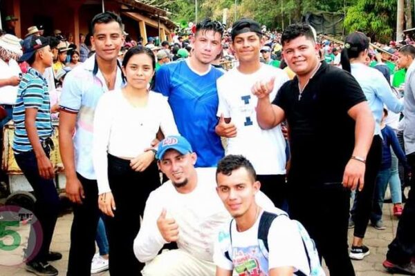 Familias del Municipio de Santo Domingo celebran a la Santa Cruz