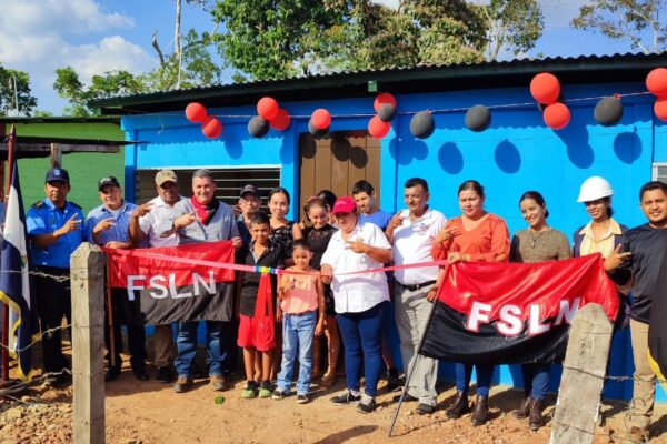 Familias del Coral reciben viviendas en saludo al Día de la Dignidad Nacional