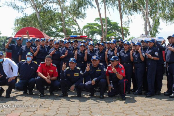 Hombres y mujeres bomberos participan del Curso De Capacitación y Entrenamiento