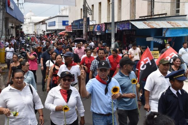 Leoneses conmemoran el 94 aniversario del natalicio del Héroe Nacional, Rigoberto López Pérez