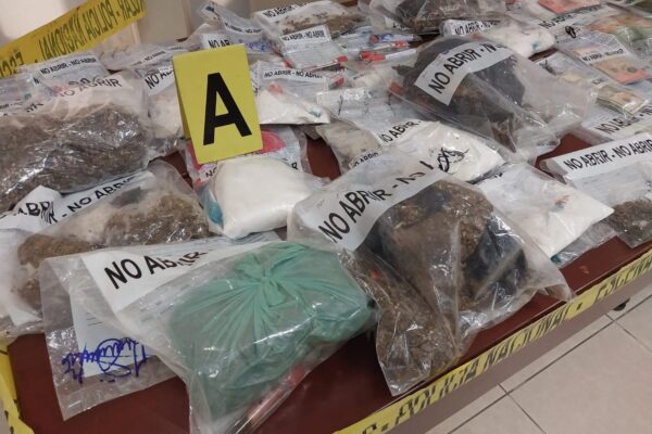 3 kilos de cocaína y 74 libras de marihuana fueron incautados por la Policía Nacional esta semana