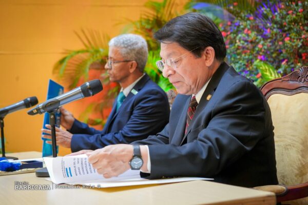 Condecoran con la orden José de Marcoleta al Representante de UNICEF compañero Almeida de Pina