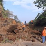 Atienden derrumbe que obstaculiza el pase vehicular en El Crucero-San Rafael del Sur