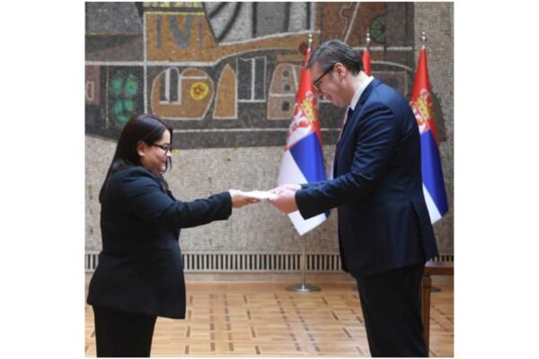 Compañera Sabra Murillo presenta cartas credenciales en Serbia