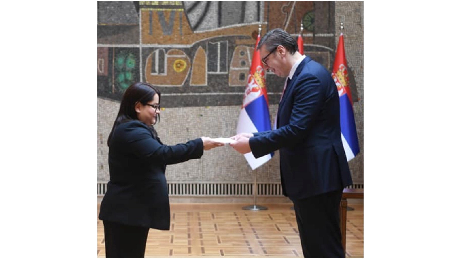 Compañera Sabra Murillo presenta cartas credenciales en Serbia
