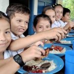 Exitosa crianza de peces complementa merienda escolar en comunidad de Nueva Guinea