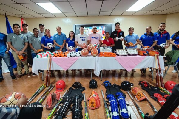 Realizan segunda entrega de material deportivo a universidades de UNEN