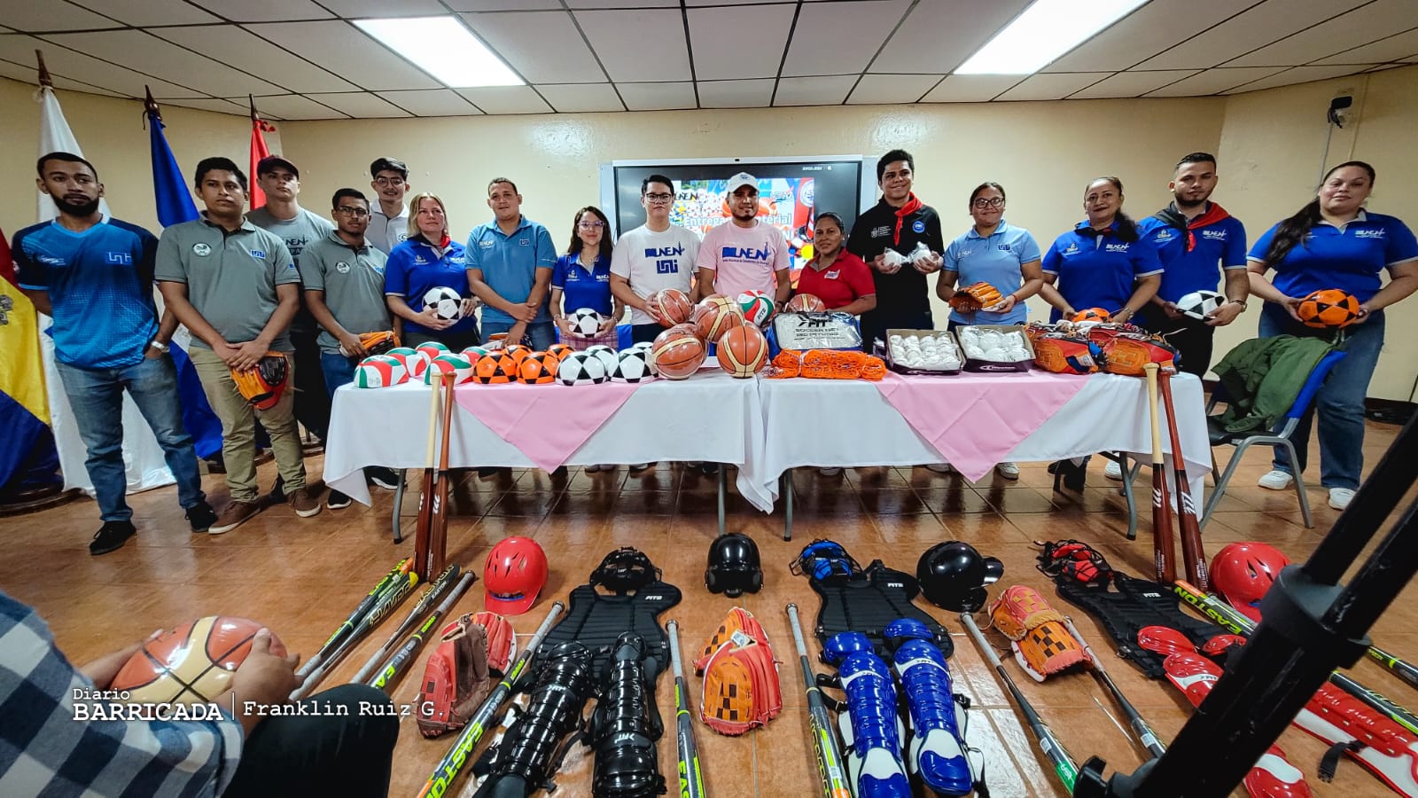 Realizan segunda entrega de material deportivo a universidades de UNEN
