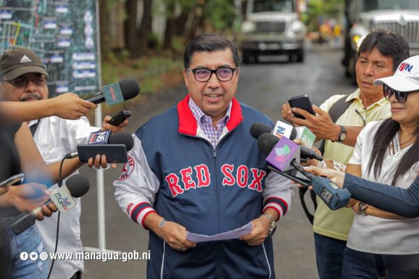 Familias del barrio Manuel Fernández celebran revestimiento de sus calles