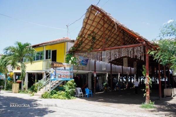 Playa Pochomil, opción ideal para refrescarse en toda época del año