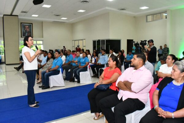 Docentes técnicos son reconocidos en Acto Nacional por su destacada labor