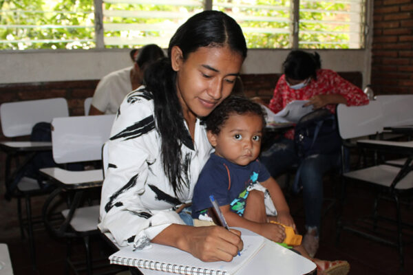 Madres estudiantiles de la UNA comparten su experiencia universitaria