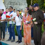 Carlos, Comandante ¡Aquí está tu pueblo, vos sos el Jefe de esta Revolución!