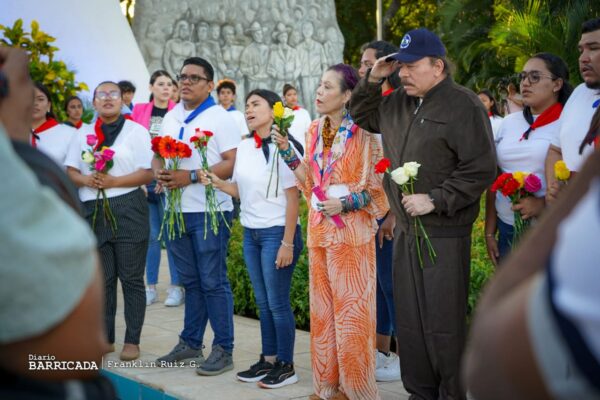 Carlos, Comandante ¡Aquí está tu pueblo, vos sos el Jefe de esta Revolución!