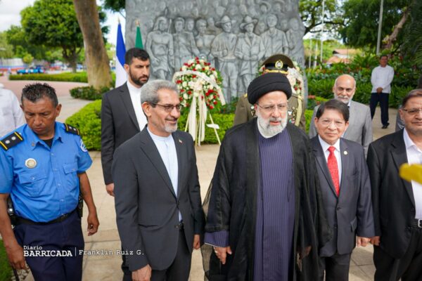 Delegación de la República Islámica de Irán, coloca ofrenda floral en Mausoleo de la Plaza de la Revolución