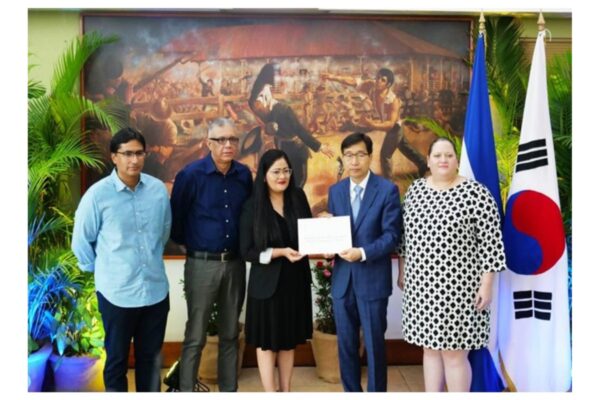 Embajador de Corea presentó Copias de Estilo