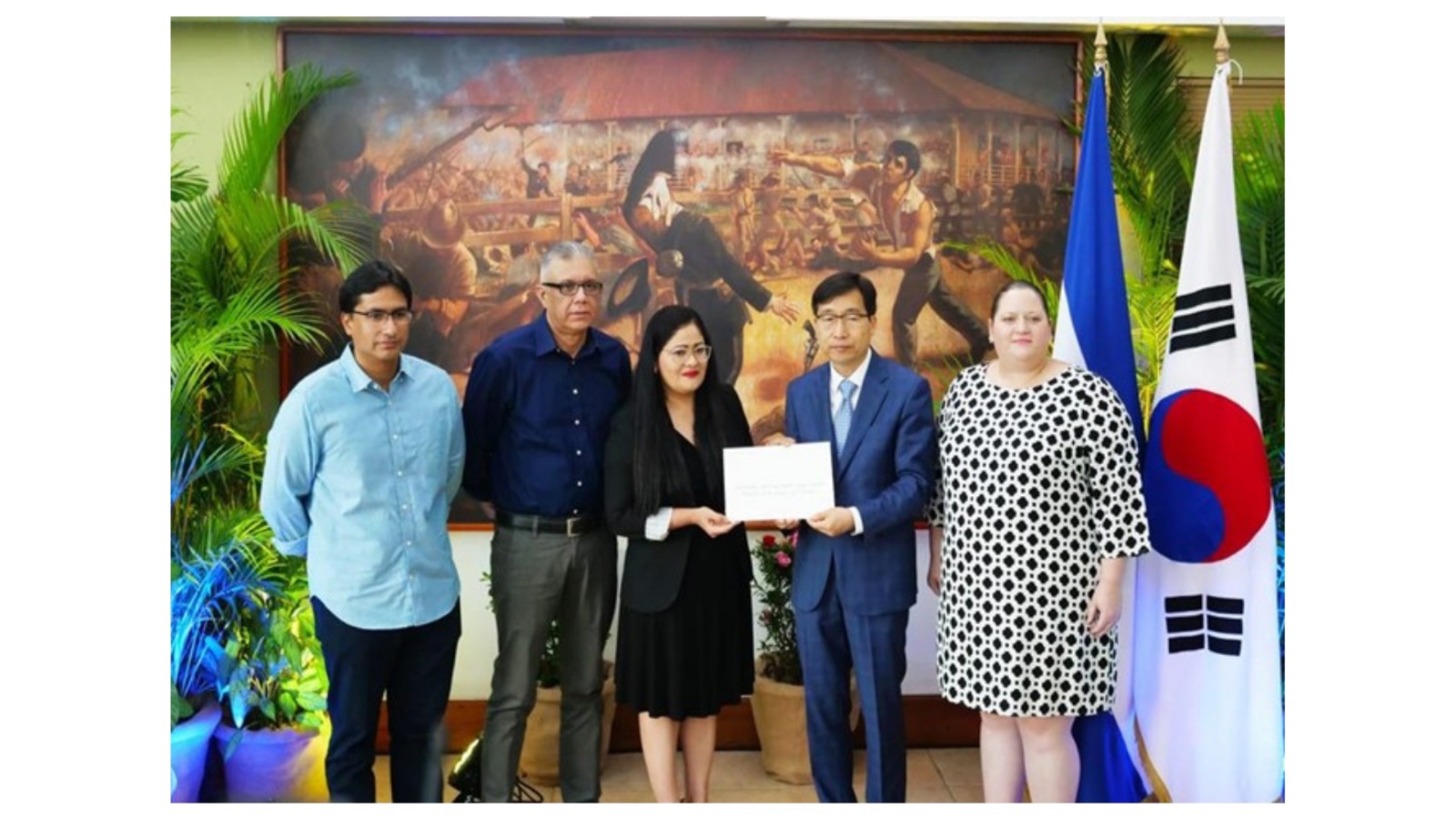 Embajador de Corea presentó Copias de Estilo
