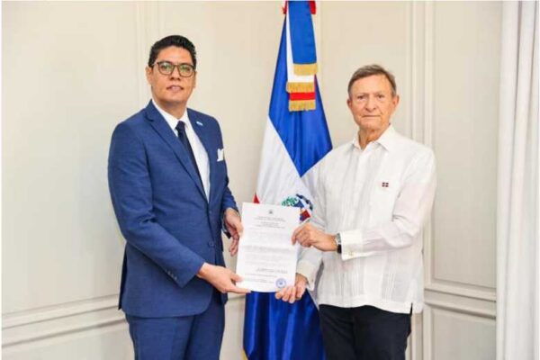 Compañero Harold Delgado, presentó las Copias de Estilo ante el Canciller Dominicano