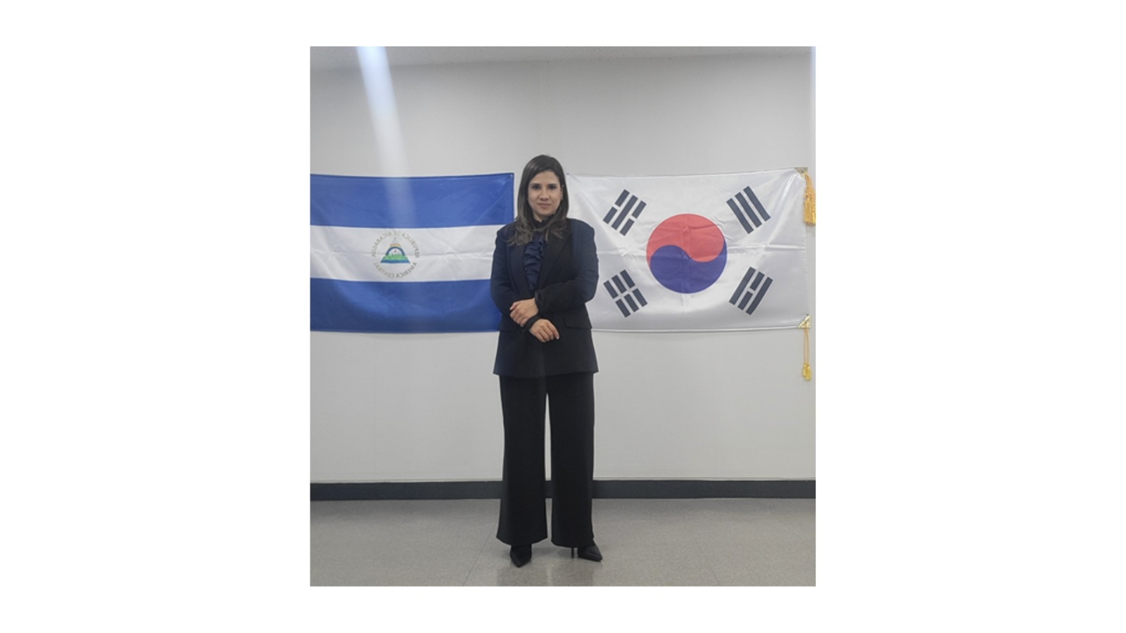 Embajadora de Nicaragua en Corea presenta copias de estilo