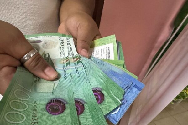 Trabajadores de la salud reciben pago adelantado correspondiente al mes de agosto