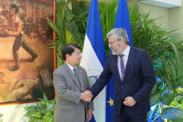 Embajador de la Unión Europea presenta copias de estilo ante el Canciller de Nicaragua