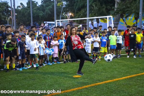 Rehabilitan canchas de fútbol triple en el Parque Luis Alfonso Velásquez