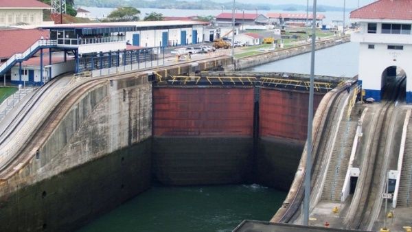 Canal de Panamá extiende a un año restricciones ante sequía