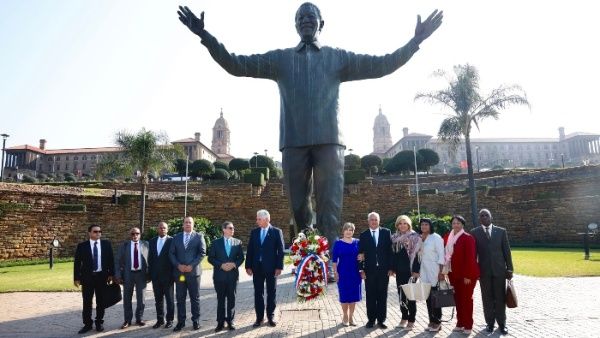 Presidente cubano rinde tributo a Nelson Mandela en Sudáfrica
