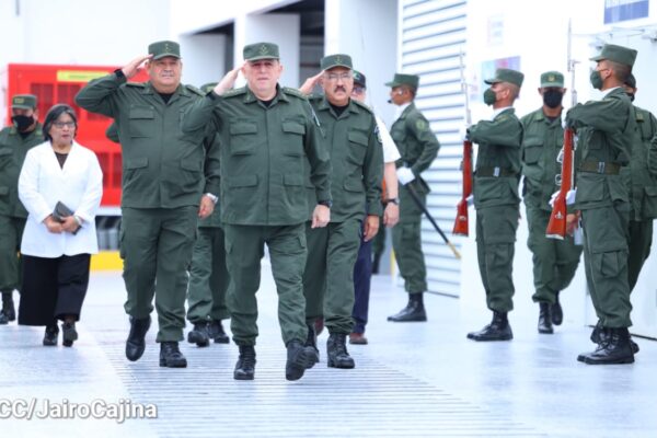 SALUDO DEL PRESIDENTE Y LA VICE-PRESIDENTA AL EJÉRCITO DE NICARAGUA