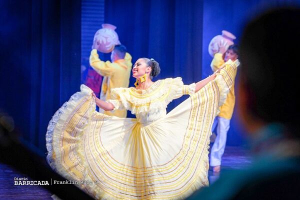 Huipiles Trajes Típicos: Identidad nicaragüense. Huipil de Pecho, Huipil de Pluma