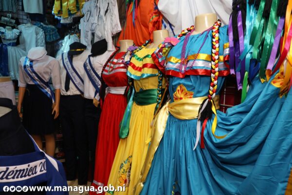 Trajes de Huipil y Uniformes para los Desfiles Escolares