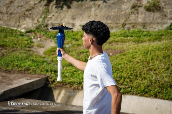 Autoridades Educativas de Nicaragua Entregan Antorcha de la Libertad a Homólogos de Costa Rica en Celebración de la Independencia Centroamericana
