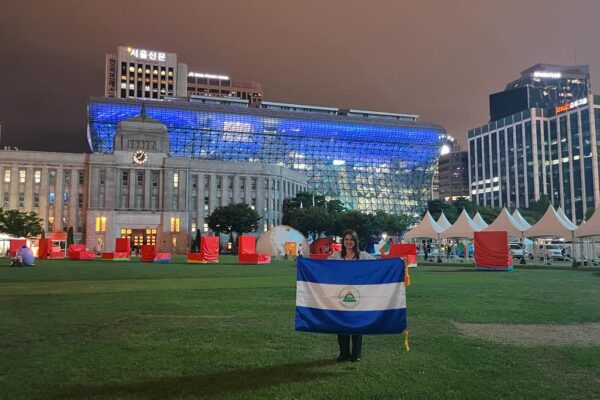 Colores de la bandera nicaragüense iluminan edificio del Gobierno Metropolitano de Seúl