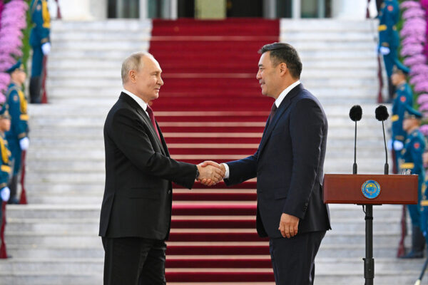 Tratados, una condecoración y base aérea: así arrancó la visita de Putin a Kirguistán