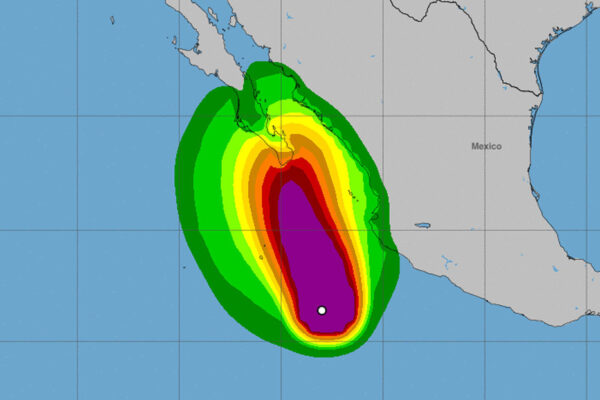 El huracán Norma se intensifica en su paso por las costas mexicanas con ráfagas de 240 km/h