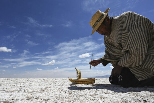 Intensa sequía convierte en un enorme desierto al segundo lago más grande de Bolivia