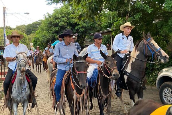 Celebran Desfile Hípico en El Rosario Carazo