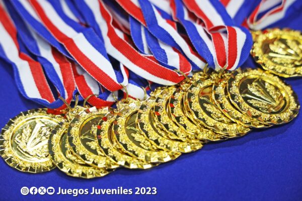 Juegos Juveniles realiza velada de boxeo en el gimnasio Roger Deshon