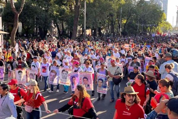 Padres de los 43 de Ayotzinapa reciben reveladora documentación